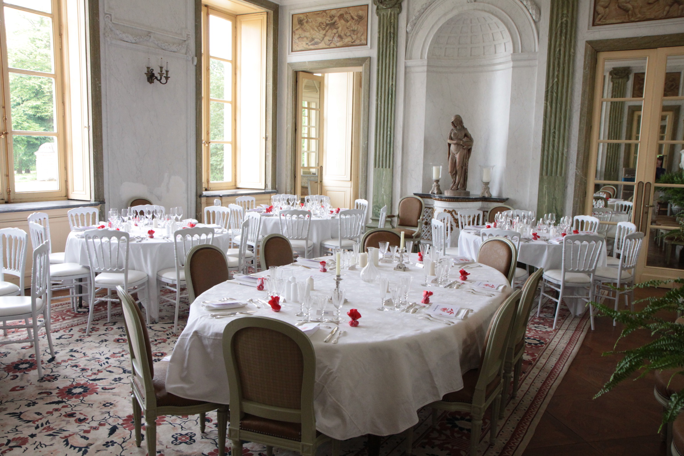 déjeuner dans la grande salle à manger du château salle du grand manège